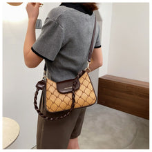 Load image into Gallery viewer, Bolsa de axila feminina com linha de bordado, bolsa pequena de couro transversal para mulheres, tira de ombro feminina, bolsas d