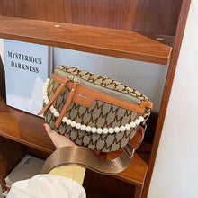 Load image into Gallery viewer, Bolsa de cintura de design de corrente pérola carta bolsa de lona fanny pacote de cintura para as mulheres 2021 ombro crossbody