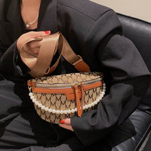 Load image into Gallery viewer, Bolsa de cintura de design de corrente pérola carta bolsa de lona fanny pacote de cintura para as mulheres 2021 ombro crossbody
