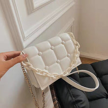 Load image into Gallery viewer, Bolsa feminina de ombro com corrente, bolsa para mulheres nova, luxuosa, sacola de rebite, de couro, para viagem
