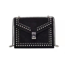 Load image into Gallery viewer, Bolsa feminina de ombro com rebites em couro, pequena bolsa transversal de ombro, com corrente, para mulheres 2021