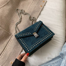 Load image into Gallery viewer, Bolsa feminina de ombro com rebites em couro, pequena bolsa transversal de ombro, com corrente, para mulheres 2021