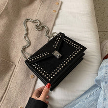 Load image into Gallery viewer, Bolsa feminina de ombro com rebites em couro, pequena bolsa transversal de ombro, com corrente, para mulheres 2021