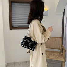 Load image into Gallery viewer, Bolsa feminina de ombro com rebites em couro, pequena bolsa transversal de ombro, com corrente, para mulheres 2021