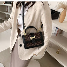 Load image into Gallery viewer, Bolsa feminina luxuosa de ombro, bolsa carteiro com aba e couro pu de alta qualidade para viagem