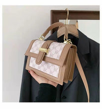 Load image into Gallery viewer, Bolsa feminina luxuosa de ombro, bolsa carteiro com aba e couro pu de alta qualidade para viagem
