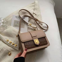 Load image into Gallery viewer, Contraste de cor couro do plutônio flip crossbody sacos para as mulheres 2022 hit simples moda bolsa ombro senhora luxo pequeno