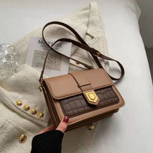 Load image into Gallery viewer, Contraste de cor couro do plutônio flip crossbody sacos para as mulheres 2022 hit simples moda bolsa ombro senhora luxo pequeno
