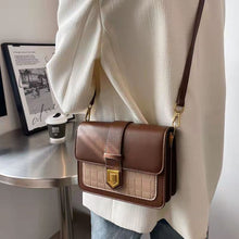Load image into Gallery viewer, Contraste de cor couro do plutônio flip crossbody sacos para as mulheres 2022 hit simples moda bolsa ombro senhora luxo pequeno