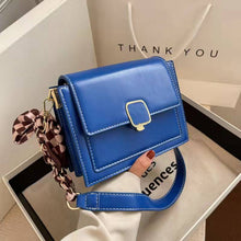 Load image into Gallery viewer, Cor sólida pequenas mulheres flip crossbody sacos com lenço de seda 2022 qualidade couro do plutônio bolsas femininas luxo marca