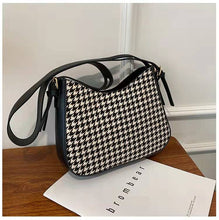 Load image into Gallery viewer, Inverno de lã pano sacos ombro para as mulheres moda crossbody saco 2022 hit simples bolsas luxo e bolsas feminino viagem totes