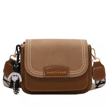 Load image into Gallery viewer, Mini bolsa transversal de couro feminina, bolsa retrô com pingente de urso para mulheres 2022