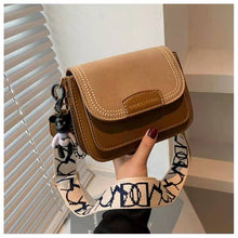 Load image into Gallery viewer, Mini bolsa transversal de couro feminina, bolsa retrô com pingente de urso para mulheres 2022