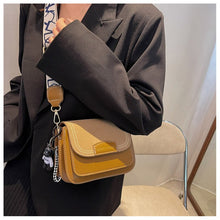 Load image into Gallery viewer, Mini bolsa transversal de couro feminina, bolsa retrô com pingente de urso para mulheres 2022