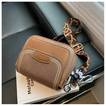 Load image into Gallery viewer, Mini bolsa transversal de couro feminina, bolsa retrô com pingente de urso para mulheres 2022