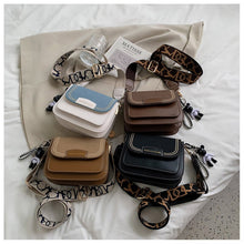 Load image into Gallery viewer, Mini bolsa transversal de couro feminina, bolsa retrô com pingente de urso para mulheres 2022